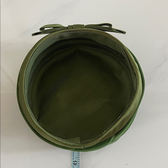 Elegant Vintage Velvet Green Pillbox Hat with Bow Detail - Picture 9 of 9
